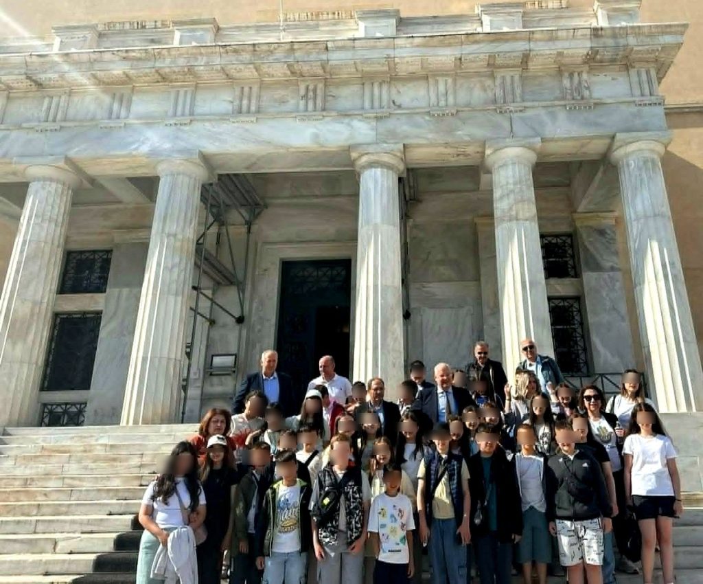 Μαθητές και εκπαιδευτικούς μειονοτικών σχολείων ξενάγησε στη Βουλή ο Ιλχάν Αχμέτ