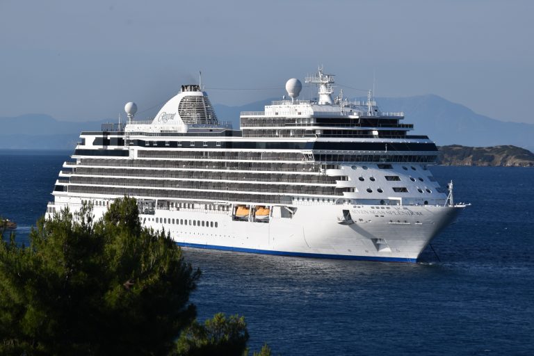 Κρουαζιερόπλοιο της Regent Seven Seas Cruises στη Σκιάθο με 670 επιβάτες