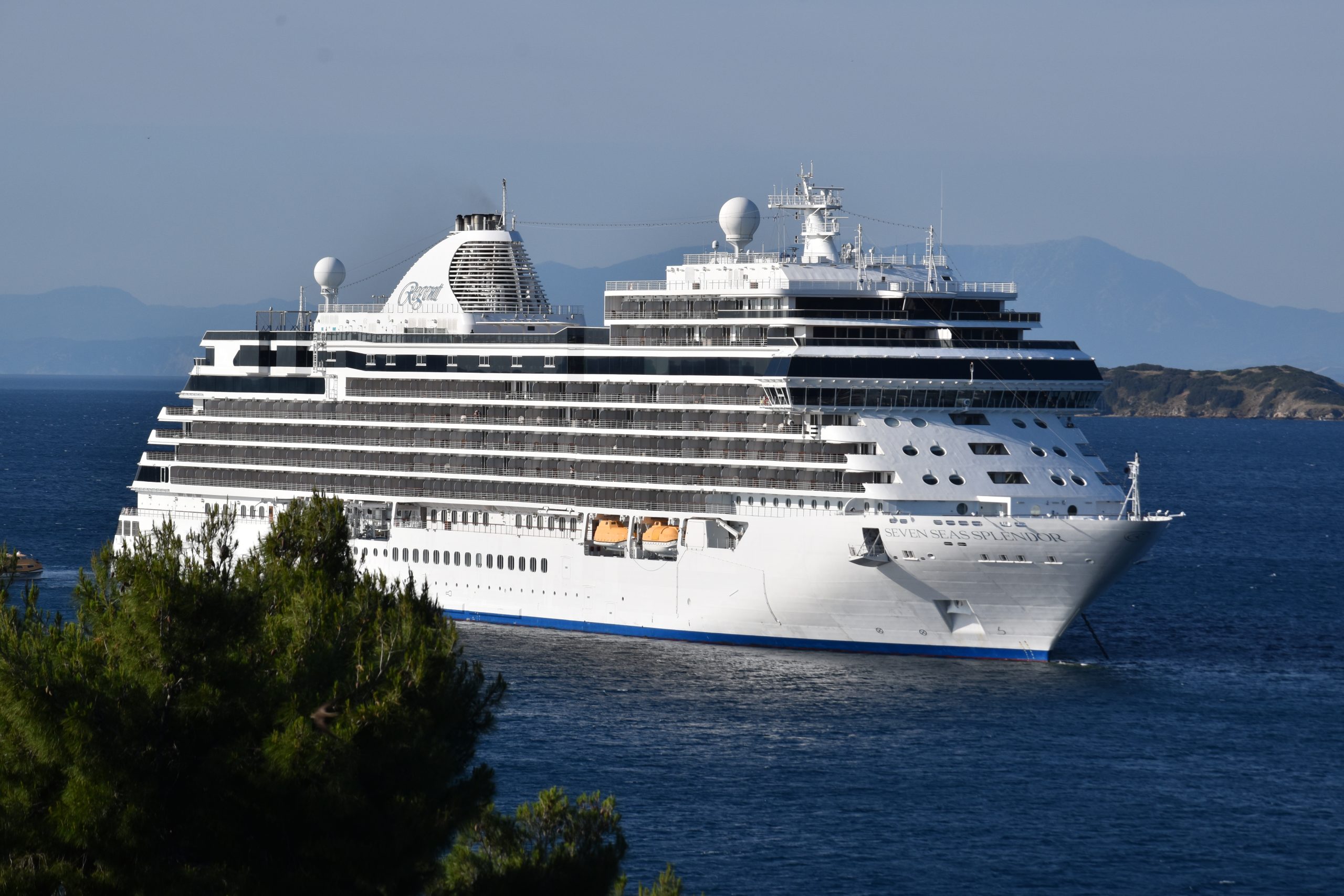 Κρουαζιερόπλοιο της Regent Seven Seas Cruises στη Σκιάθο με 670 επιβάτες
