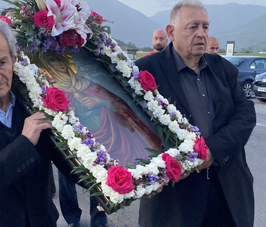 Πλήθος πιστών στην ασυνήθιστη και εντυπωσιακή εκκλησία της Αγίας Φωτεινής στην Αρχαία Μαντινεία