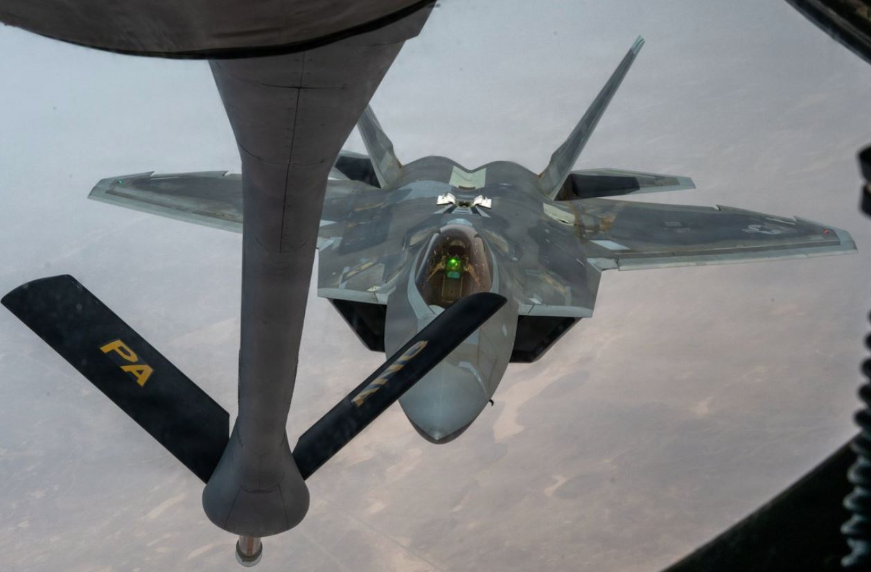 CENTCOM: Μαχητικό F-22 ανεφοδιάζεται εν πτήσει πάνω από τη Μέση Ανατολή