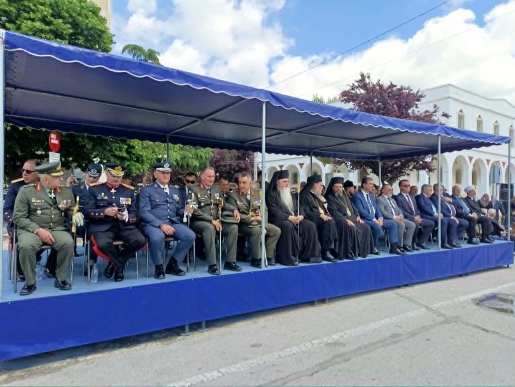 «Ελευθέρια Κομοτηνής»: Η παρέλαση ενώπιον του Κωνσταντίνου Γκιουλέκα και του Δημήτρη Νατσιού