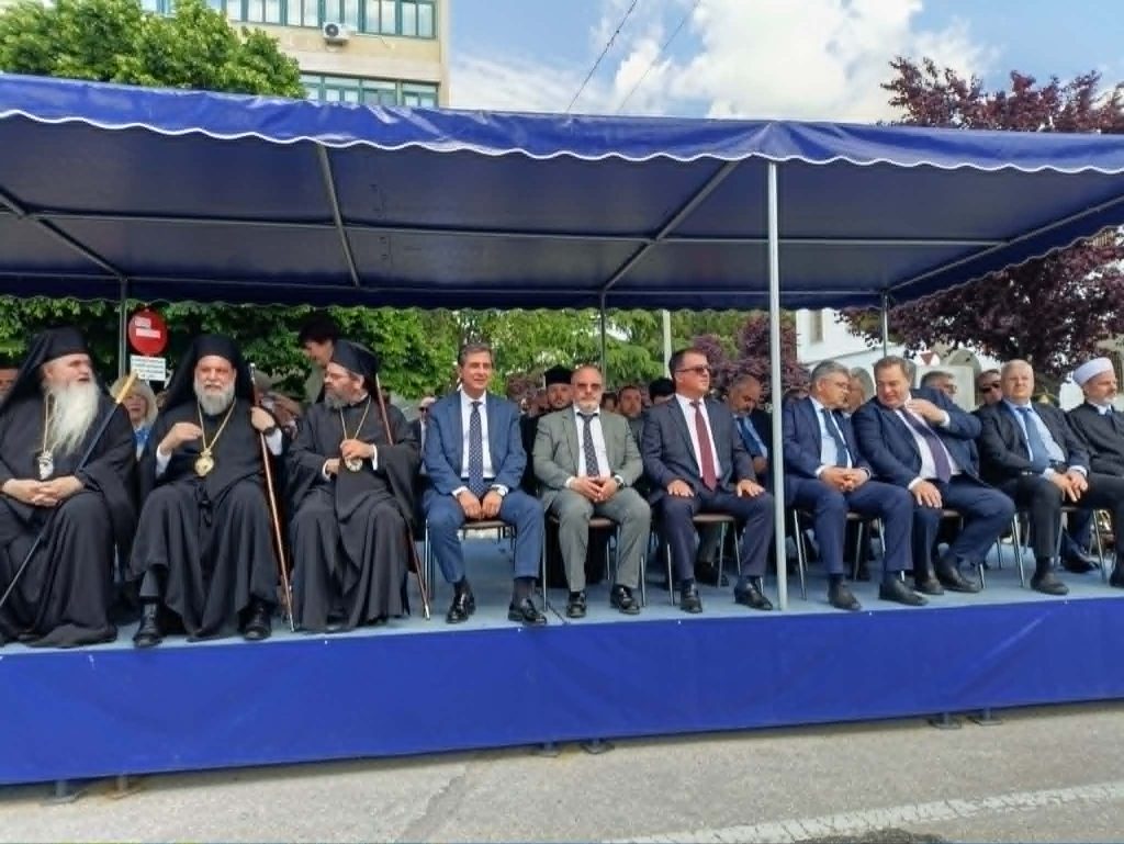 «Ελευθέρια Κομοτηνής»: Η παρέλαση ενώπιον του Κωνσταντίνου Γκιουλέκα και του Δημήτρη Νατσιού