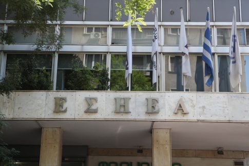 Φόβοι για βεντέτα αλλά και μηνύματα καταλλαγής και ομόνοιας στο τελευταίο «αντίο» για τον 21χρονο – Τη Δευτέρα απολογούνται ο 54χρονος και η σύζυγός του
