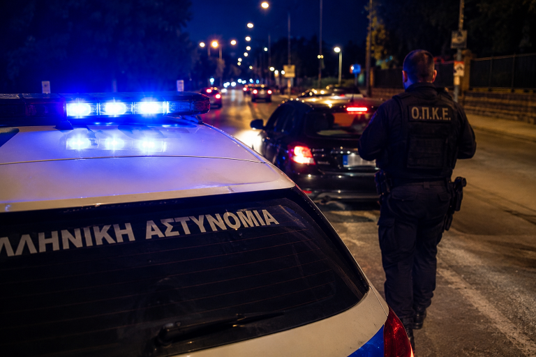 Αστυνομική καταδίωξη και σύλληψη για όχημα με παράνομες πινακίδες