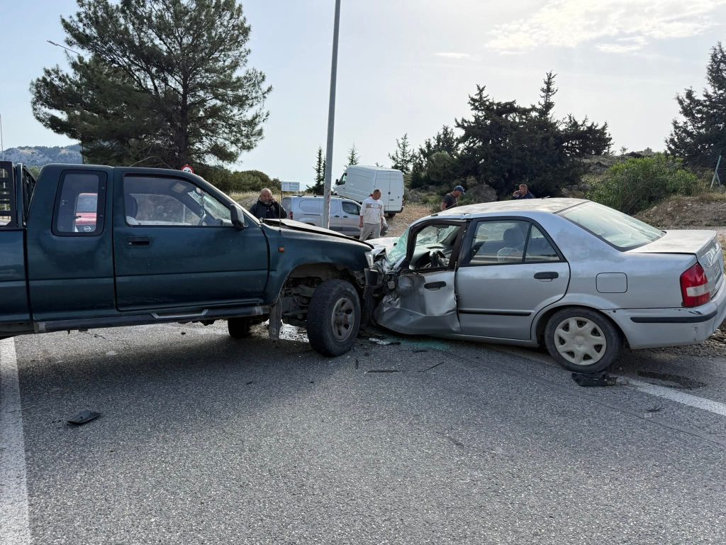 Τροχαίο στον Αρχάγγελο Ρόδου- Εγκλωβισμός οδηγού