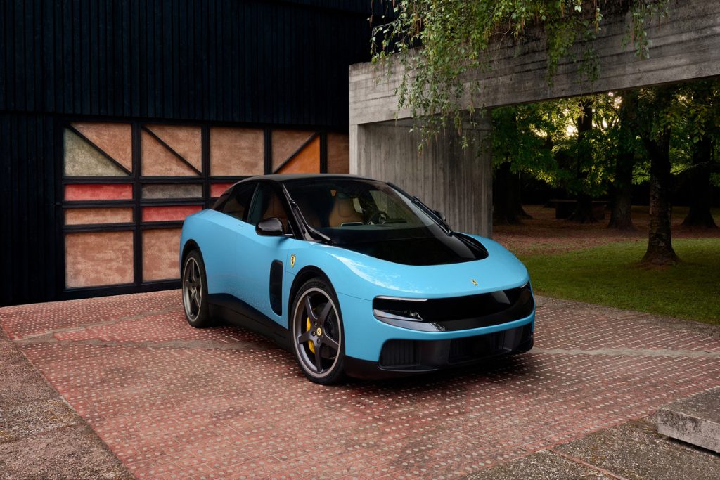 Ιταλία: Η πρώτη ηλεκτροκίνητη Ferrari δεν έπεισε την αγορά – Πτώση 6% στο χρηματιστήριο και σφοδρότατες αντιδράσεις