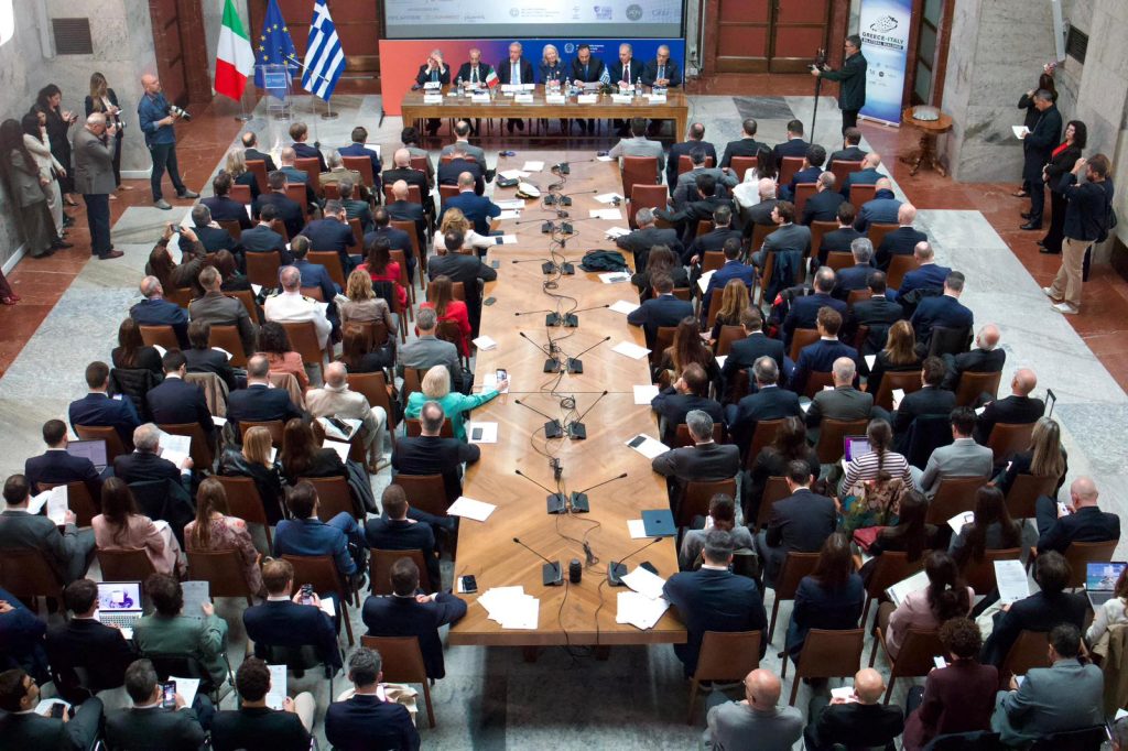 Ιταλία-Ελλάδα: Διυπουργική συνάντηση για την εδραίωση της ψηφιακής γέφυρας της Μεσογείου και την ενίσχυση των υποβρύχιων υποδομών