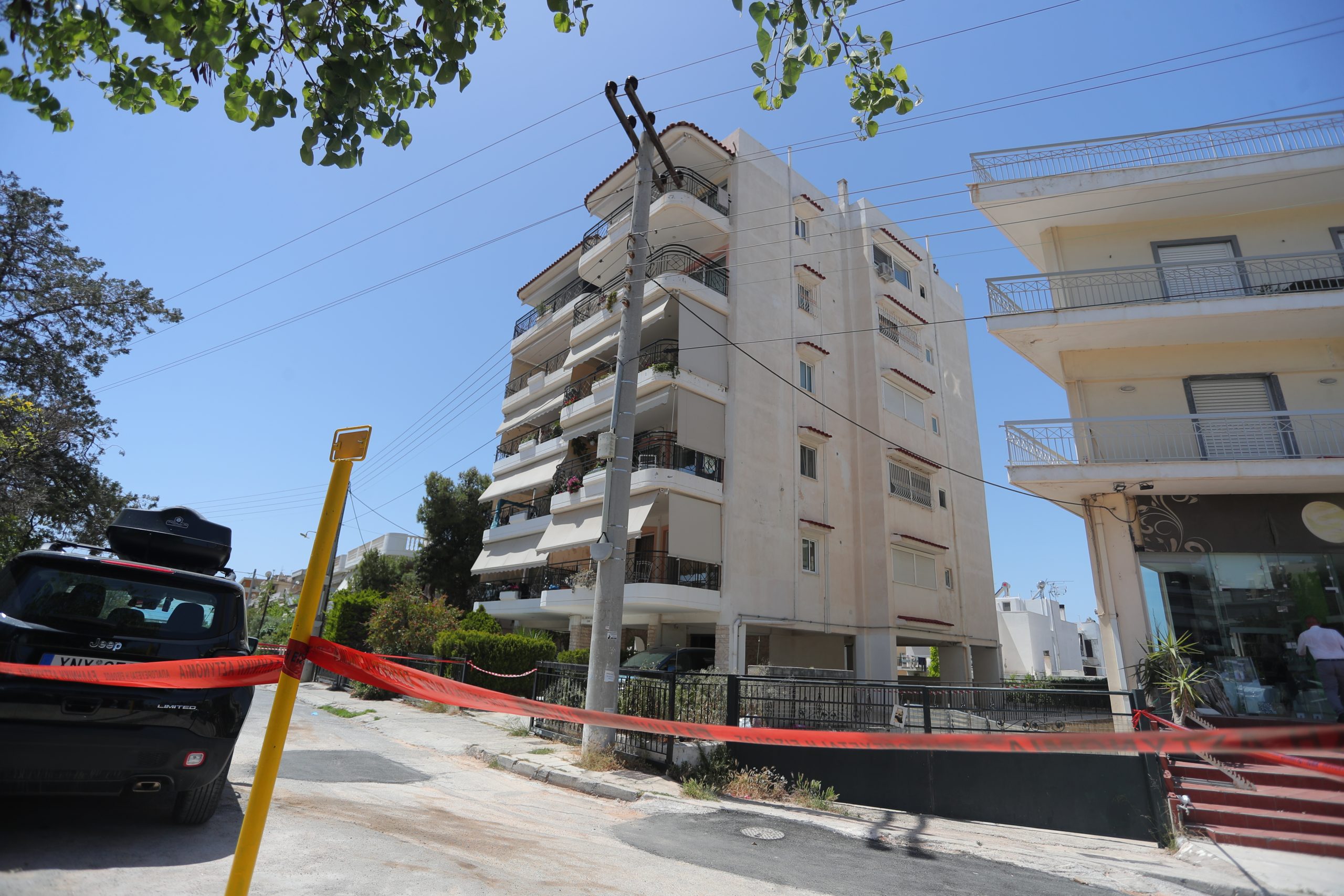 Ψυχολόγοι και κοινωνικοί λειτουργοί του Υπουργείου Παιδείας στο σχολείο των δύο μαθητριών στην Ηλιούπολη  ​
