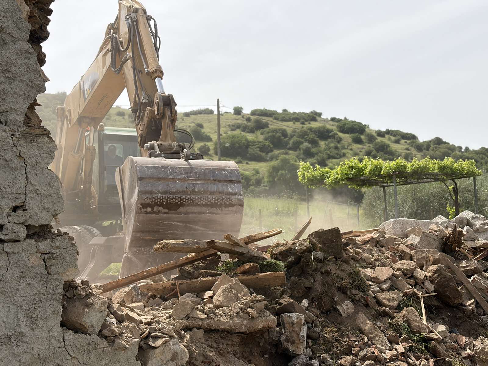image-2026-05-11-14-36-35-683 Ξεκίνησε η τελική φάση κατεδαφίσεων σεισμόπληκτων κτισμάτων στον Δήμο Τυρνάβου