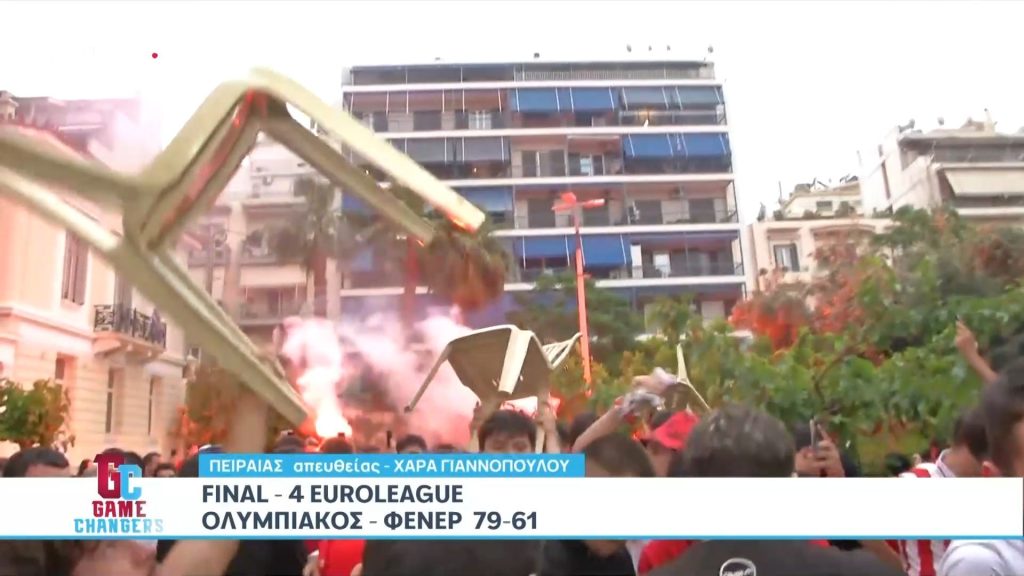Οι έξαλλοι πανηγυρισμοί των φίλων του Ολυμπιακού στον Πειραιά από την κάμερα της ΕΡΤ (video)