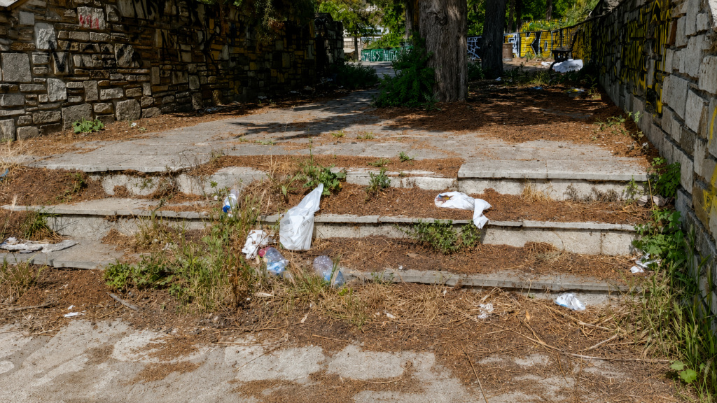 Χωρίς σήμανση και μέσα στα σκουπίδια η διαδρομή των τουριστών προς την ιστορική καρδιά του Βόλου