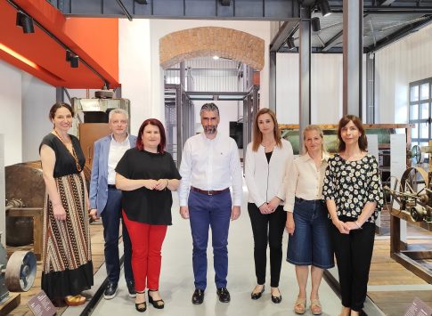 Προχωρά απο τον Δήμο Λαρισαίων η δημιουργία μνημείου για τα θύματα της τραγωδίας των Τεμπών