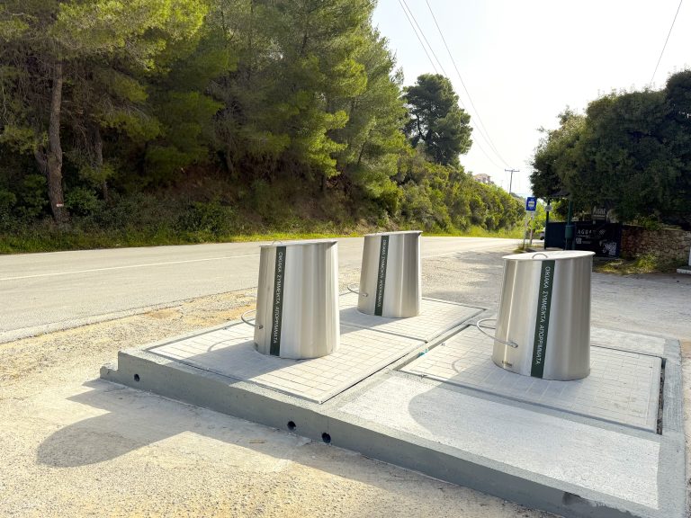 Νέοι υπόγειοι κάδοι στη Σκιάθο – Ενίσχυση των υποδομών καθαριότητας και αναβάθμιση δημόσιων χώρων