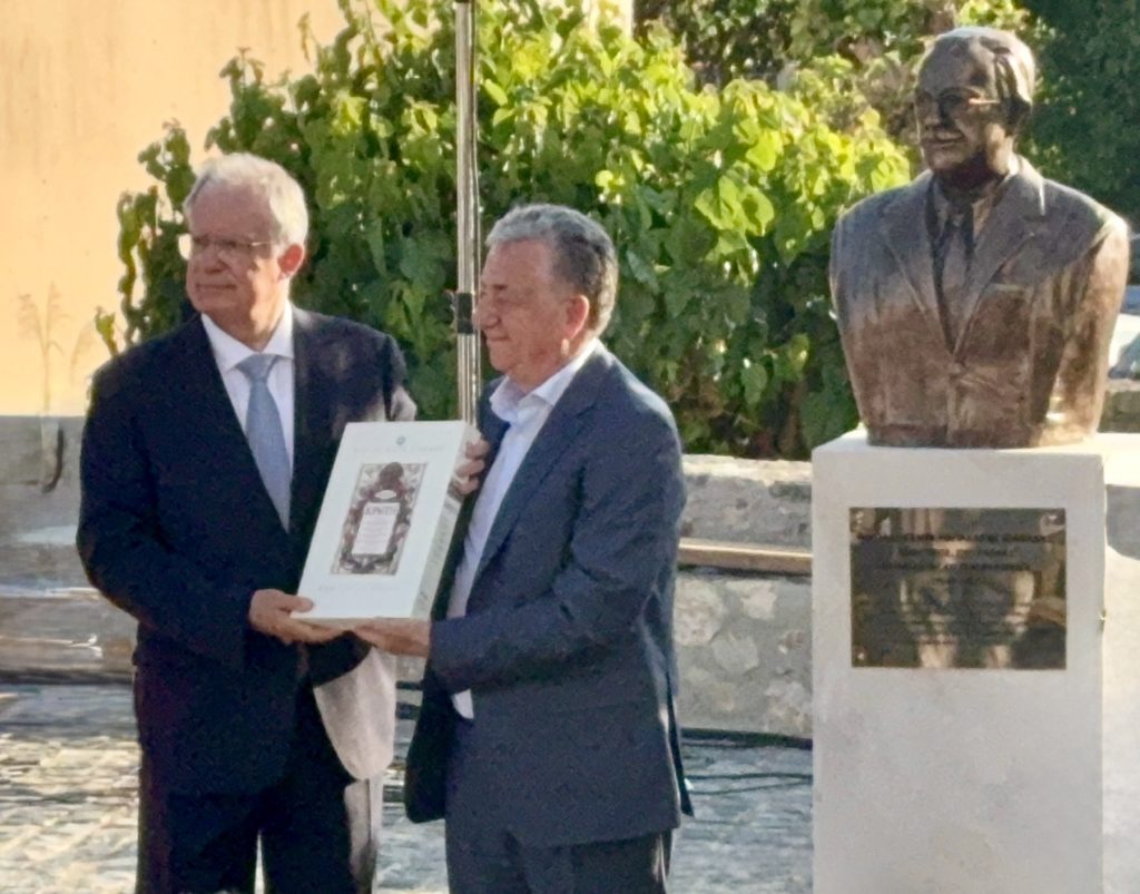 Ο ΠτΔ τέλεσε τα αποκαλυπτήρια της προτομής του Νικολάου Εμμ. Παπαδάκη στον Βάμο Χανίων