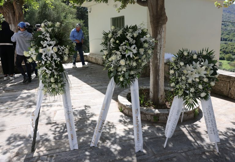 Φόβοι για βεντέτα αλλά και μηνύματα καταλλαγής και ομόνοιας στο τελευταίο «αντίο» για τον 21χρονο – Τη Δευτέρα απολογούνται ο 54χρονος και η σύζυγός του
