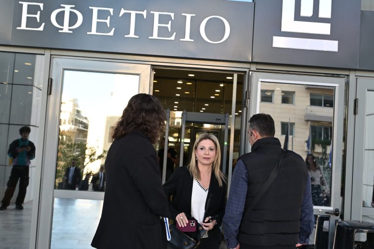 Δίκη Tέμπη: Παράσταση προς υποστήριξη της κατηγορίας κατά του πρώην υπ. Μεταφορών Κώστα Αχ. Καραμανλή από την Μ. Καρυστιανού