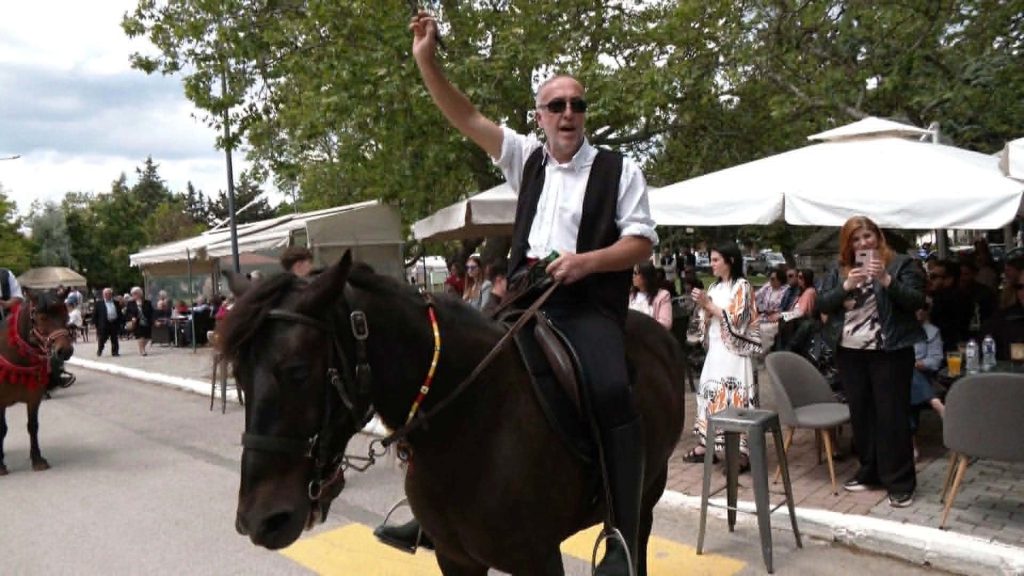 Κοζάνη: Αναβίωσε το έθιμο των καβαλάρηδων στη Γαλατινή