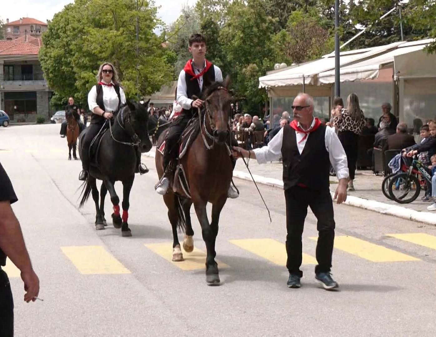 Κοζάνη: Αναβίωσε το έθιμο των καβαλάρηδων στη Γαλατινή