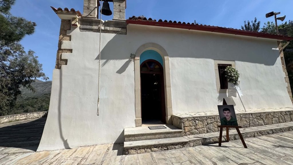 Ράγισαν “καρδιές” στην κηδεία του 21χρονου Νικήστρατου στον Χώνο Μυλοποτάμου