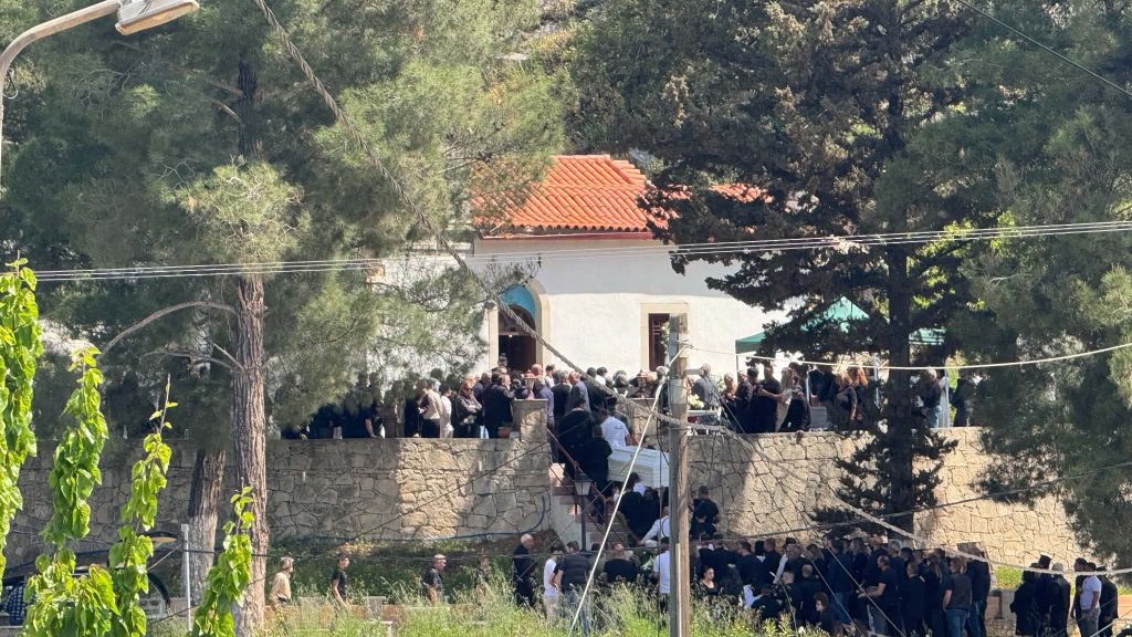 Ράγισαν “καρδιές” στην κηδεία του 21χρονου Νικήστρατου στον Χώνο Μυλοποτάμου