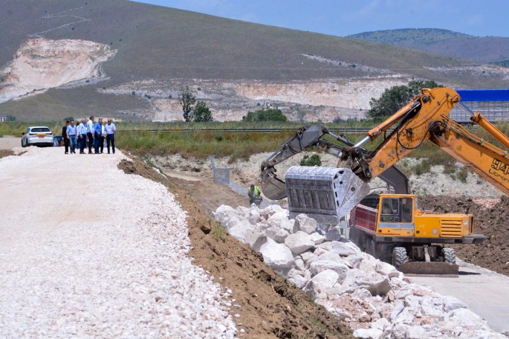 Αυτοψία Κουρέτα στα έργα στον ποταμό Φαρσαλίτη