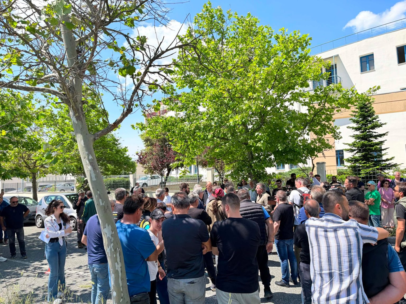 Κοζάνη: Διαμαρτυρία αγροτών και κτηνοτρόφων έξω από την Περιφέρεια Δυτικής Μακεδονίας