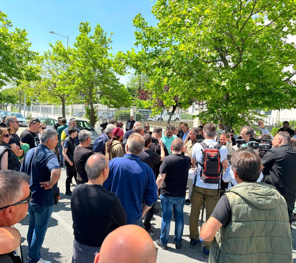 Κοζάνη: Διαμαρτυρία αγροτών και κτηνοτρόφων έξω από την Περιφέρεια Δυτικής Μακεδονίας