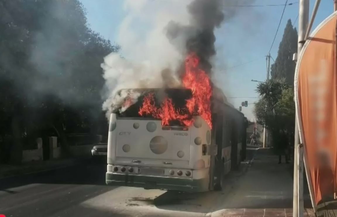 Διακοπή κυκλοφορίας στη Φυλής λόγω πυρκαγιάς σε λεωφορείο