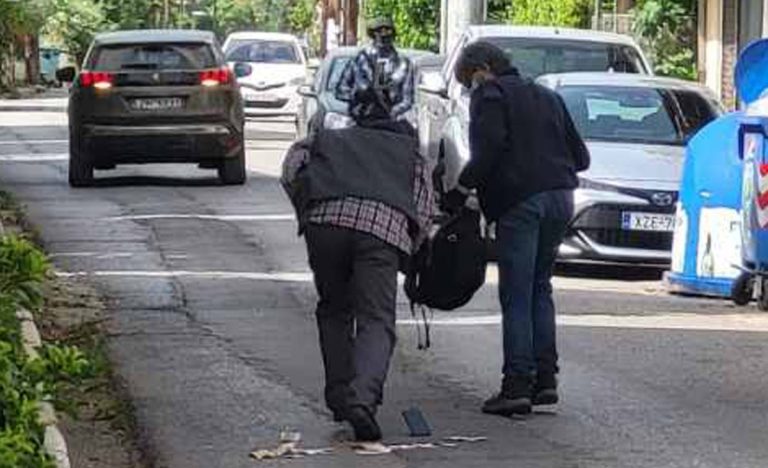 «Ήταν όλοι τους μεταμφιεσμένοι» – Αυτόπτης μάρτυρας περιγράφει στο ΕΡΤnews τη ληστεία στην Κάτω Τιθορέα