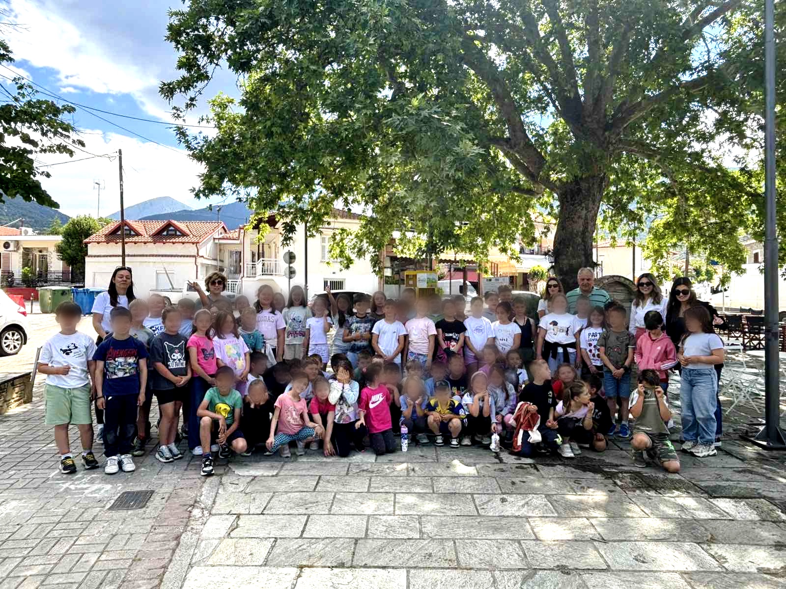 louloudia-sykourio Δ. Τεμπών: Τα παιδιά του Δημοτικού Σχολείου Συκουρίου άνθισαν την πλατεία του χωριού με χρώματα, χαμόγελα και μηνύματα ζωής