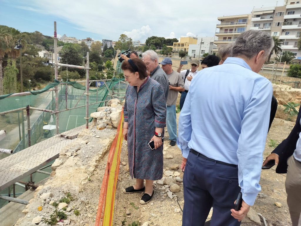 Ηράκλειο: Τα έργα στα ενετικά τείχη και τον Μητροπολιτικό Ναό του Αγίου Μηνά επιθεώρησε η Λίνα Μενδώνη