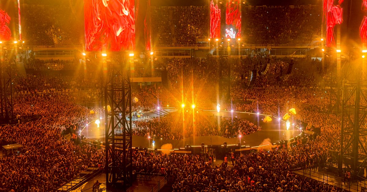 Η συναυλία των Metallica σε αριθμούς: 87 διπλές νταλίκες για τον εξοπλισμό, 3.000 εργαζόμενοι και χιλιάδες κρατήσεις σε ξενοδοχεία