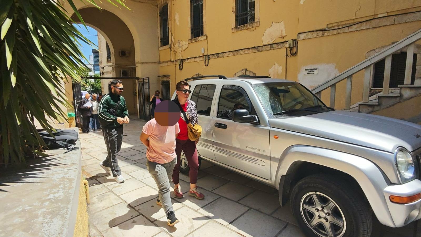Στα δικαστήρια Χανίων η μητέρα της 3χρονης και ο 30χρονος Πακιστανός – Κατηγορούνται για απόπειρα ανθρωποκτονίας
