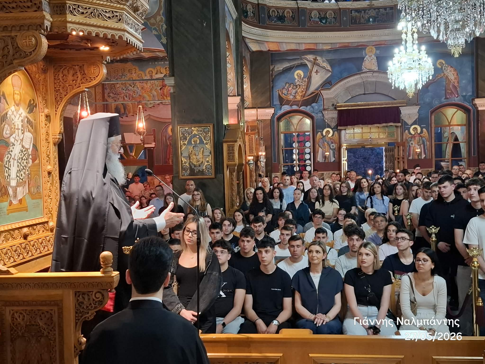Πνευματικά εφόδια και ο καθιερωμένος στυλός και μία σοκολάτα για υποψηφίους πανελληνίων σε βραδυνές Θείες Λειτουργίες