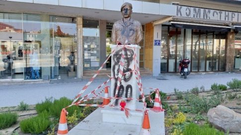 Δίκη Tέμπη: Παράσταση προς υποστήριξη της κατηγορίας κατά του πρώην υπ. Μεταφορών Κώστα Αχ. Καραμανλή από την Μ. Καρυστιανού