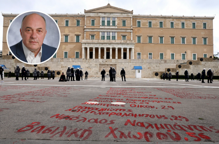 Νέα διευκρίνιση Μπέου μετά τις αντιδράσεις για τα ονόματα των θυμάτων των Τεμπών στο Σύνταγμα