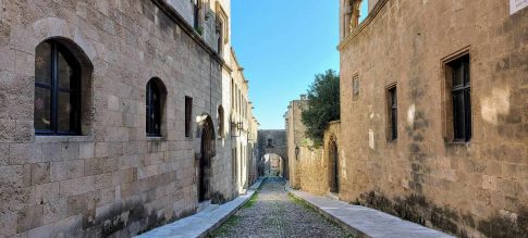 Ρόδος: Συλλήψεις για οπλοκατοχή, άγρα πελατών και κατάληψη αιγιαλού
