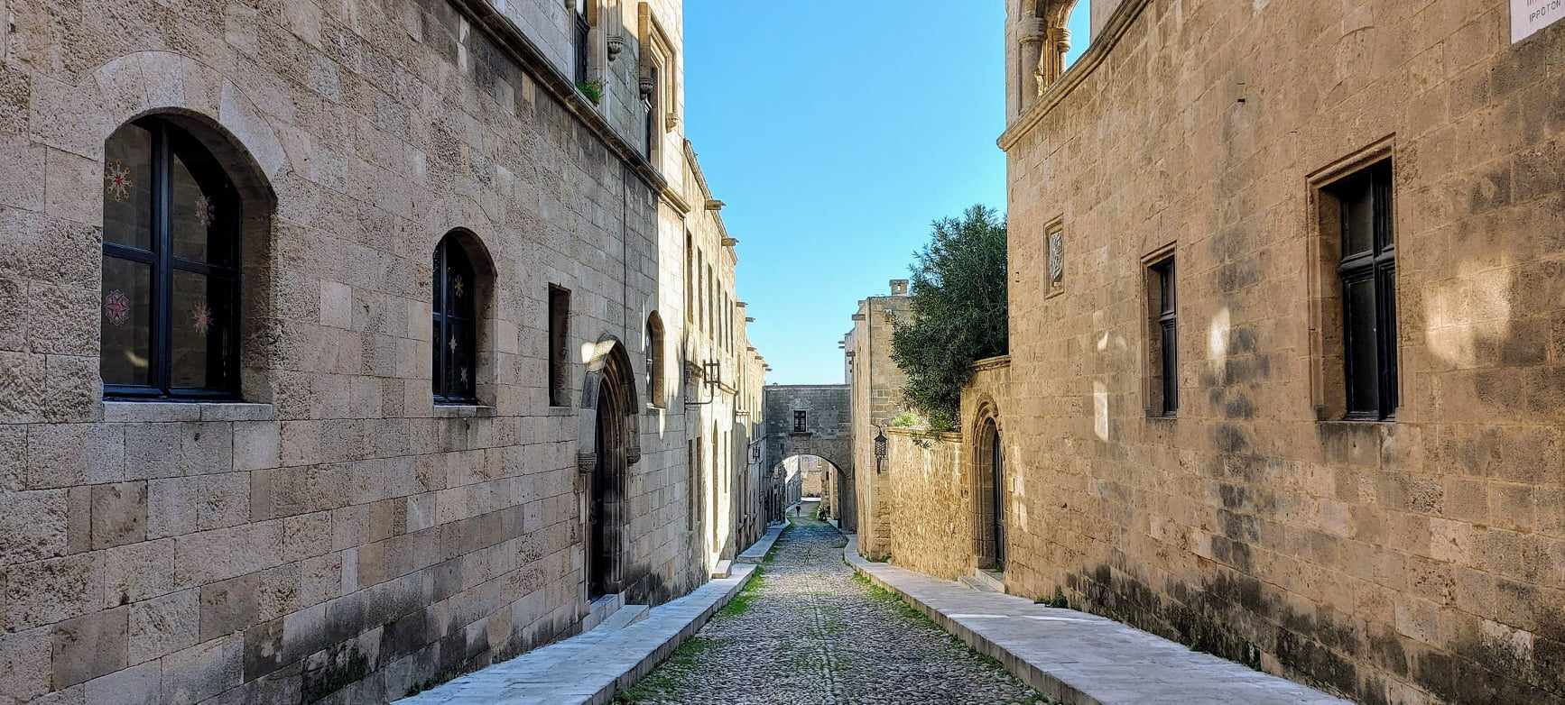 Σε κυκλοφορία από τη Δευτέρα, τα ηλεκτροκίνητα οχήματα στη Μεσαιωνική Πόλη της Ρόδου