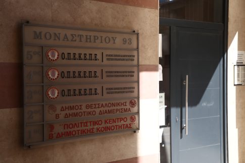 Λάκκωμα Θεσσαλονίκης: Ανεμοστρόβιλος «χτύπησε» πίστα καρτ – Παρέσυρε τέντες και αντικείμενα (βίντεο)