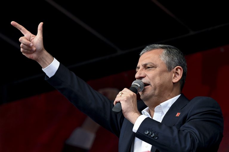 Τουρκία: Κάλεσμα για «αγώνα» από τον Οζέλ μετά την καθαίρεσή του –  Έκκληση για ενότητα από τον Κιλιτσντάρογλου
