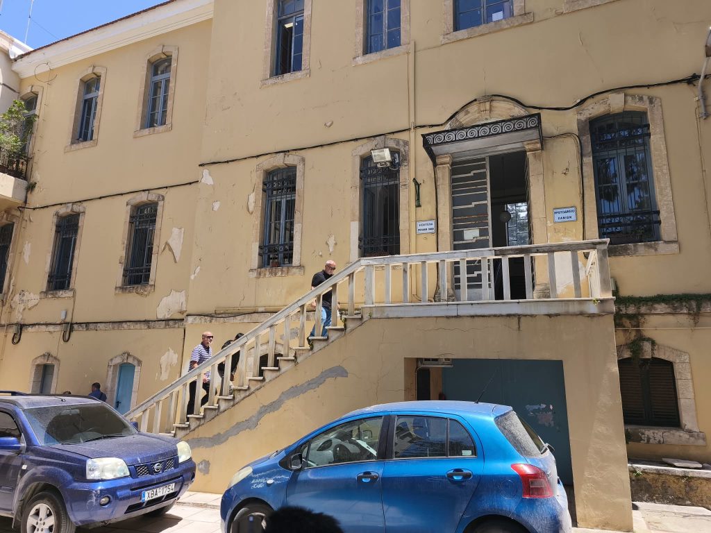 Στα δικαστήρια Χανίων η μητέρα της 3χρονης και ο 30χρονος Πακιστανός – Κατηγορούνται για απόπειρα ανθρωποκτονίας