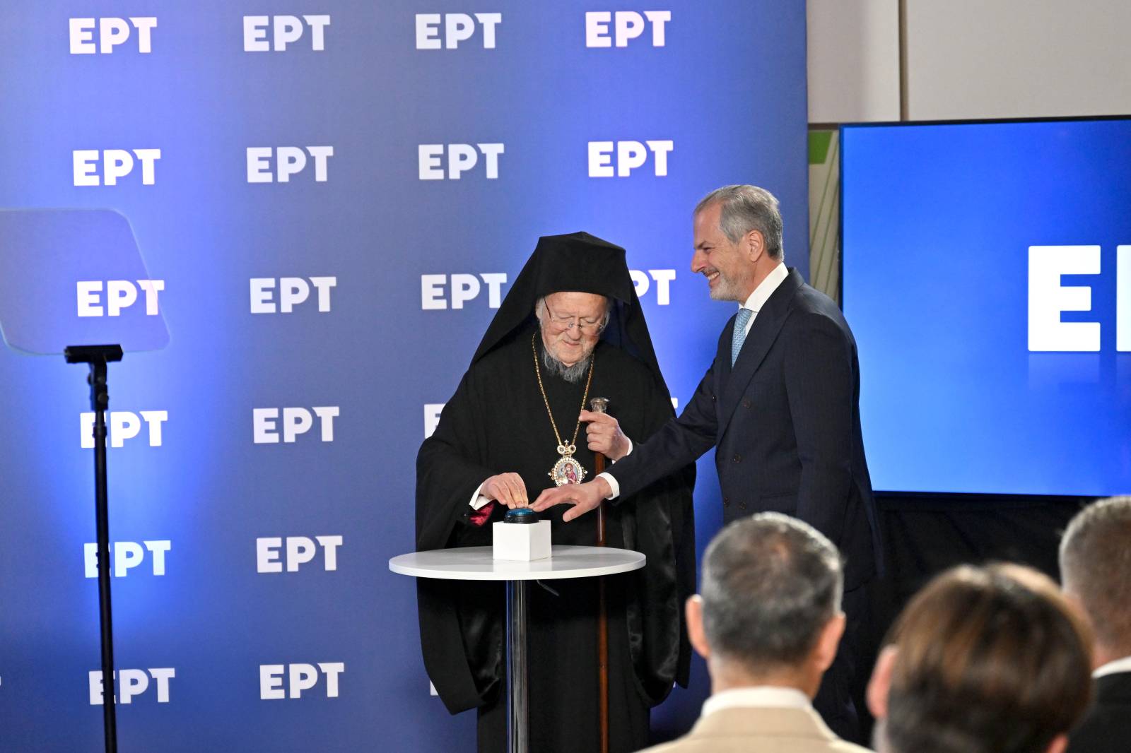 Ιστορική επίσκεψη του Οικουμενικού Πατριάρχη στην ΕΡΤ – «Οι δημοσιογράφοι έχετε ευθύνη να υπηρετείτε την αλήθεια»