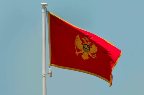 Σπάνια κρασιά κρυμμένα στο κελάρι ενός «στοιχειωμένου» κάστρου για έναν αιώνα σπάνε ρεκόρ σε δημοπρασία