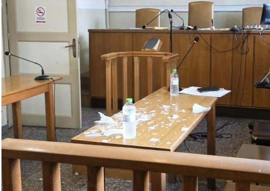 Νάουσα: Έπεσε φωτιστικό στο κεφάλι δικηγόρου κατά τη διάρκεια της δίκης