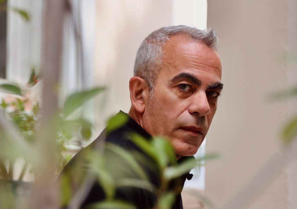 «Κινδύνεψα μόνο από ανεξέλεγκτες σκέψεις»: Έκθεση του Αλέξανδρου Ψυχούλη στη δημοτική πινακοθήκη Χανίων