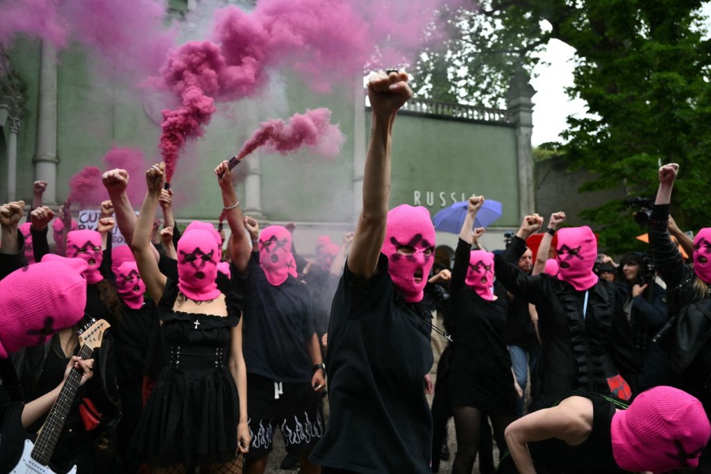 Η διαμαρτυρία των Pussy Riot στη Μπιενάλε της Βενετίας έκλεισε προσωρινά το ρωσικό περίπτερο