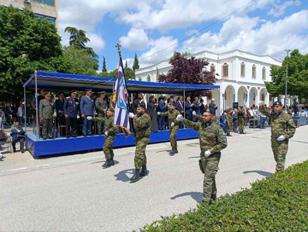 «Ελευθέρια Κομοτηνής»: Η παρέλαση ενώπιον του Κωνσταντίνου Γκιουλέκα και του Δημήτρη Νατσιού