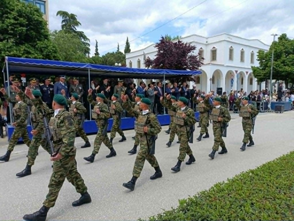 «Ελευθέρια Κομοτηνής»: Η παρέλαση ενώπιον του Κωνσταντίνου Γκιουλέκα και του Δημήτρη Νατσιού