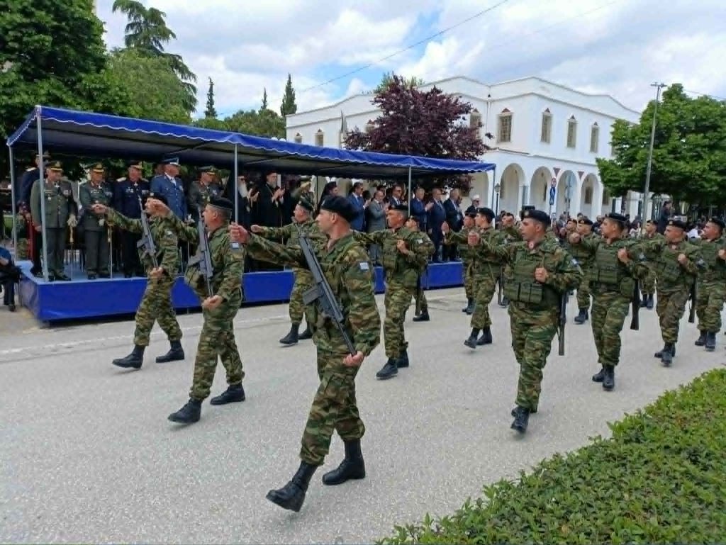 «Ελευθέρια Κομοτηνής»: Η παρέλαση ενώπιον του Κωνσταντίνου Γκιουλέκα και του Δημήτρη Νατσιού